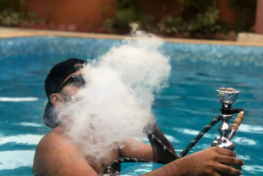 fumar en piscina comunitaria